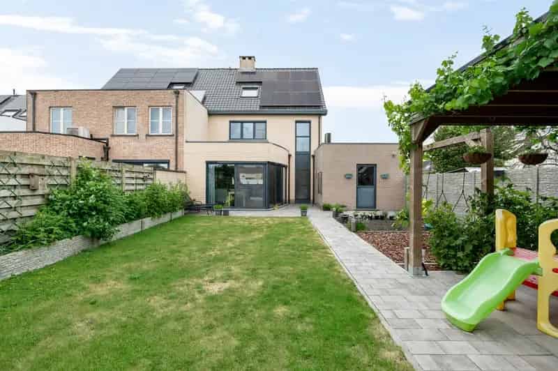 Instapklare gezinswoning met drie slaapkamers, garage en tuin in Merksplas