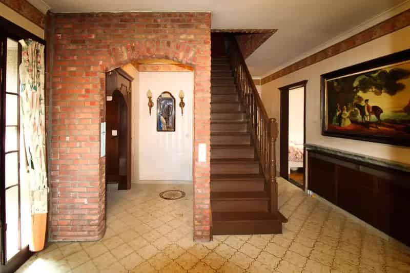 Luxe, ruimte en ontspanning onder één dak – exclusieve villa met zwembad en tennisveld te koop in Beveren!