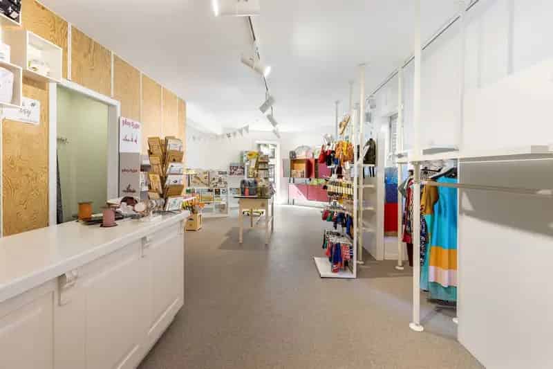 RUIM HANDELSPAND (123M²) IDEAAL GELEGEN OP DE HOEK VAN DE MARKT EN DE DORPSSTRAAT TE HEPPEN