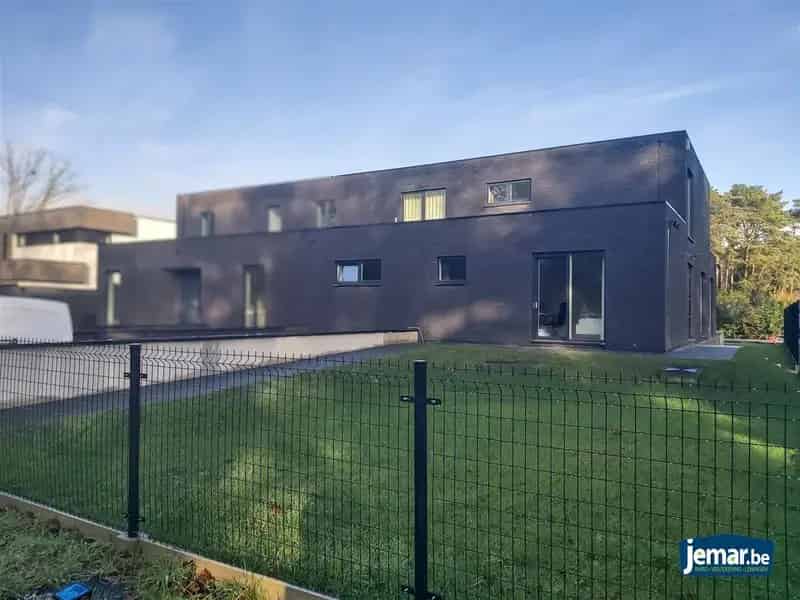 Moderne nieuwbouwwoning met 4 slaapkamers, 3 badkamers en volledige onderkeldering in Maasmechelen!