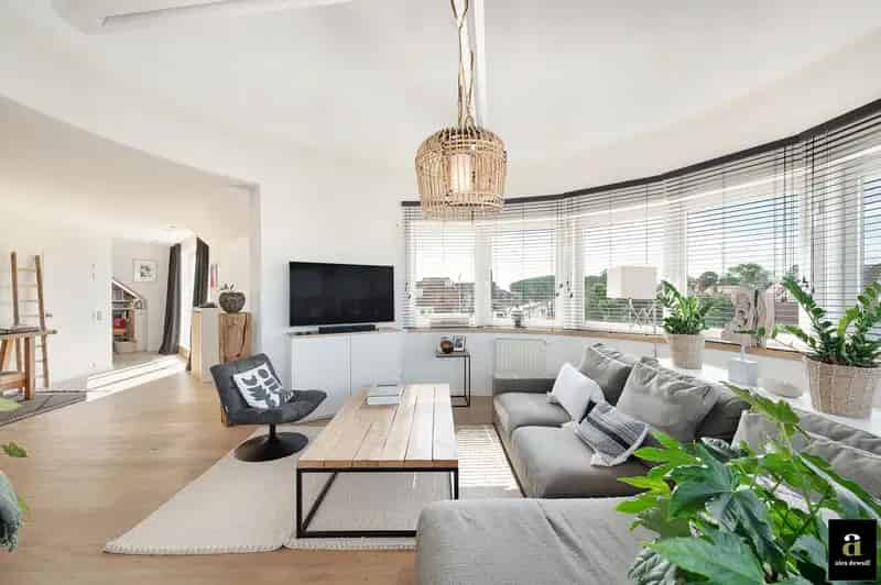 Ruim en licht dakappartement met westterras te Duinbergen