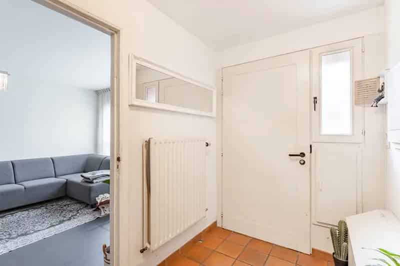 Een ruime stadswoning op een perceel van 1a87ca, met 5 slaapkamers en tuin.