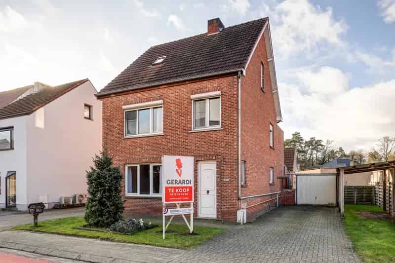 Ontdek deze woning aan de Beersebaan 17 in Vosselaar, ideaal voor grote gezinnen! Met een bewoonbare oppervlakte van 171 m² en een perceel van 800 m² biedt deze woning alle ruimte die je nodig hebt.

Belangrijkste kenmerken:

Slaapkamers: 4 ruime kamers
B