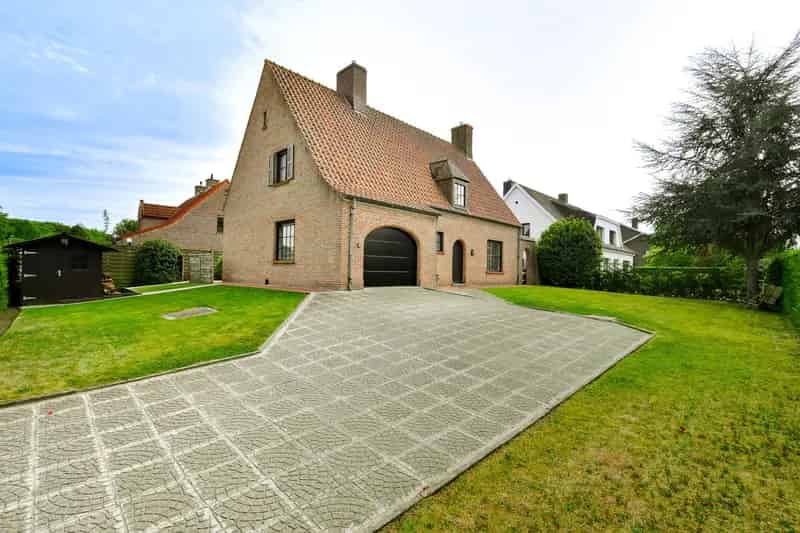IN EEN GROENE OMGEVING GELEGEN CHARMANTE VILLA met GARAGE & TUIN