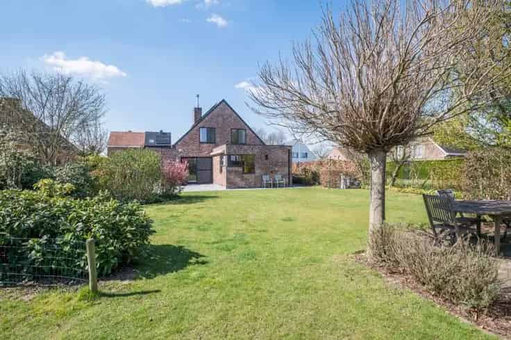 Huis Te Koop: Energiezuinige Open Bebouwing met 4 Slaapkamers en Dubbele Garage