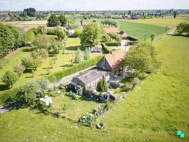 Compleet te renoveren / af te breken ééngezinswoning, landelijk gelegen op grens Izegem / Lendelede