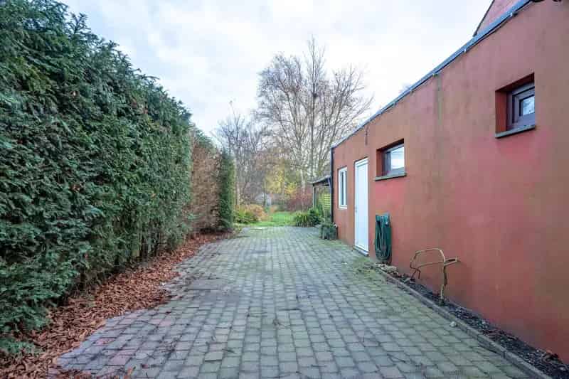 Te renoveren woning met 2 slaapkamers, ruime oprit en tuin!