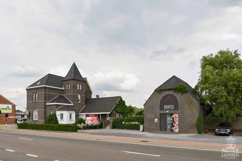 Ruime opslagplaats met 275m² in drie verdiepingen!