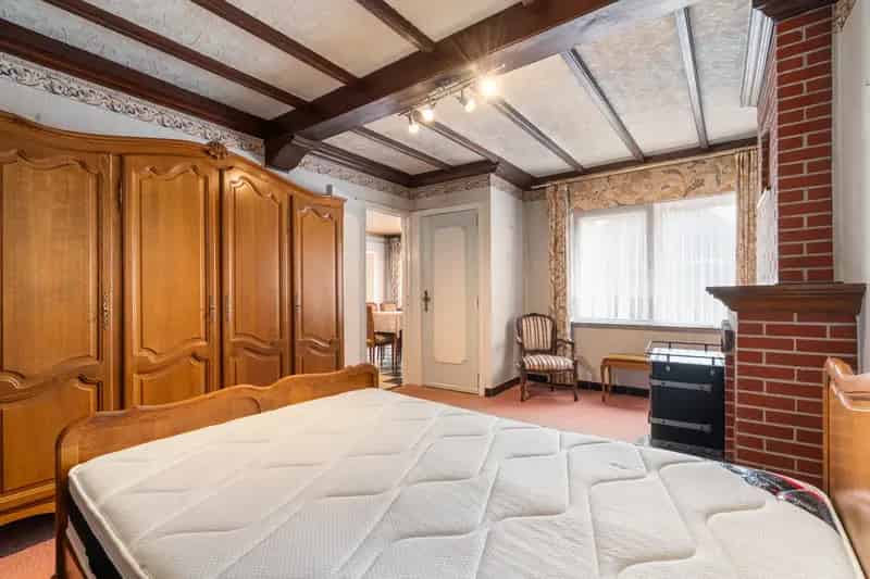 Ben je op zoek naar een door groen omgeven renovatieproject in Smetlede? Zoek niet verder! Deze woning is zeker iets voor jou! 

Indeling gelijkvloers: 
- Woonkamer
- Keuken
- 1 slaapkamer

Indeling eerste verdieping:
- 3 slaapkamers 

Bijzonderheden:
- Z