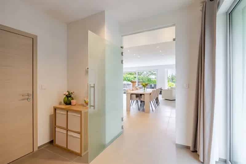 Bemeubelde ruime energiezuinige woning met grote tuin.