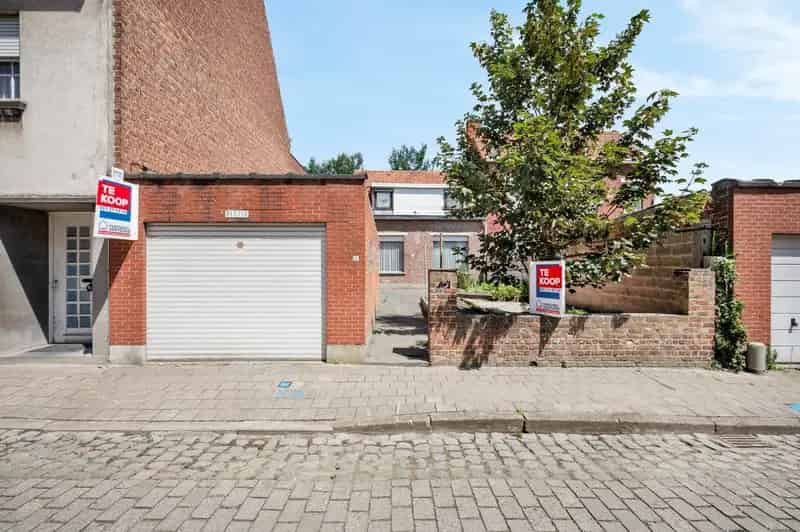 TE RENOVEREN WONING MET 2 SLPKS, GARAGE EN TAL VAN MOGELIJKHEDEN