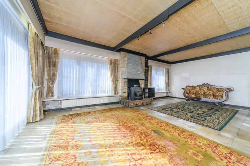 Centraal gelegen, ruime te renoveren gezinswoning
