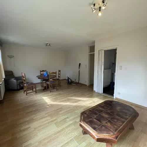 Ruim gelijkvloersappartement met twee slaapkamers en gesloten garagebox.