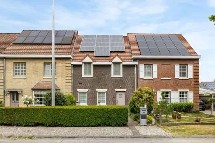 Huis Te Koop: Gezinswoning met Tuin Garages en Zonnepanelen