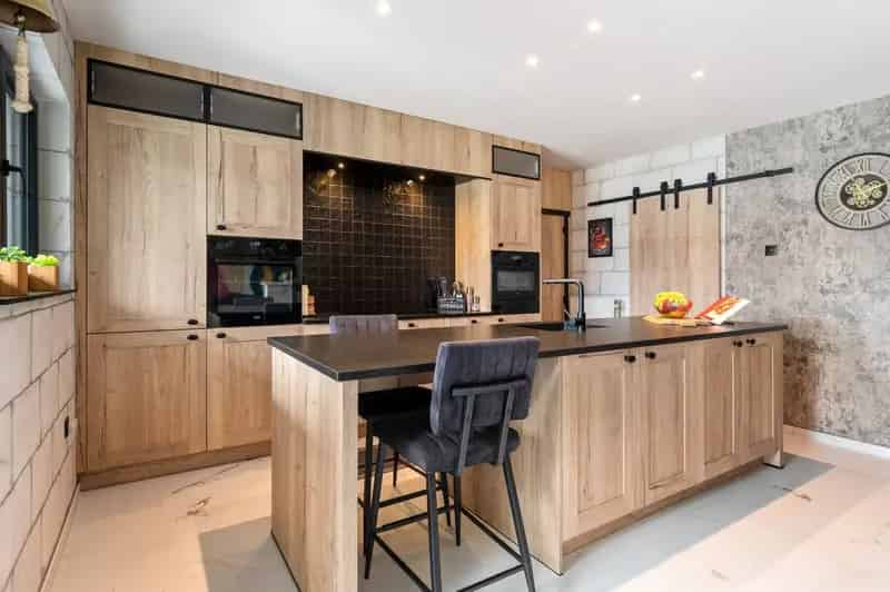 Knappe laagbouwwoning en groot bijgebouw met tuin en zwembad