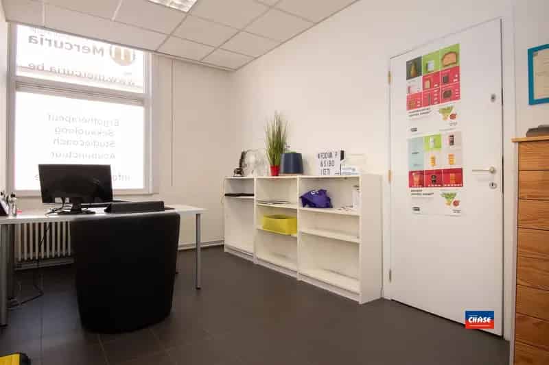 Gebouw met 3 praktijkruimtes en duplexappartement