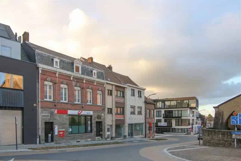 Handelspand met magazjin of projectgrond