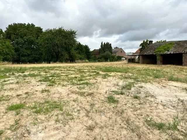 Prachtige bouwgrond  met 33 m perceelbreedte!  16 a 54 ca.