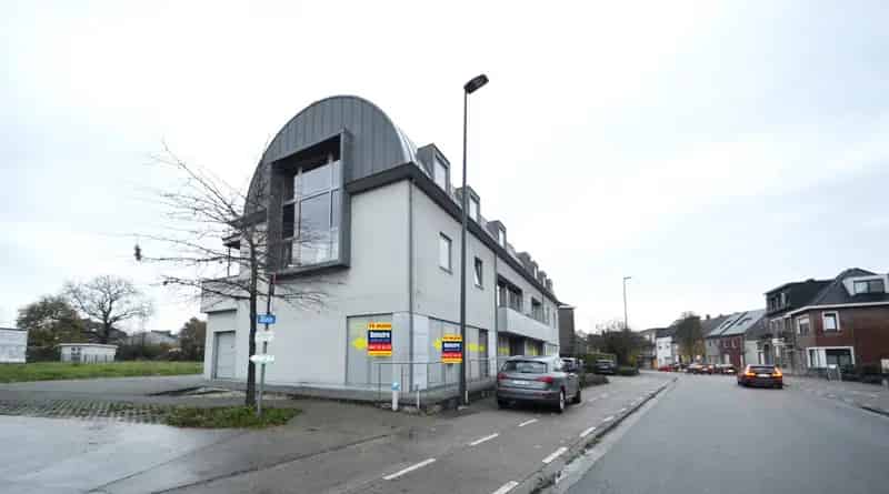 MODERN COMMERCIEEL PAND INCL. 6 PARKINGS