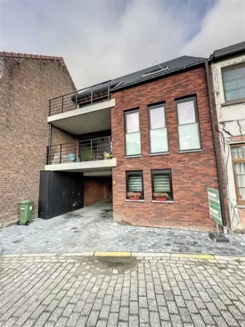 Twee autostaanplaatsen nabij het station van Denderleeuw.