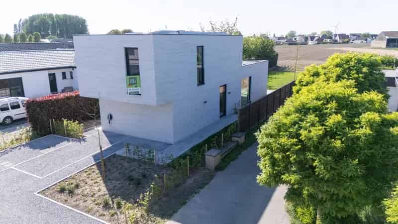 VOLLEDIG AFGEWERKTE OPEN BEN-WONING