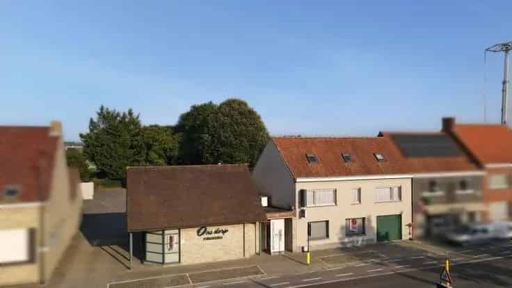 Huis met Winkel Atelier en Garages te Koop in Woumen