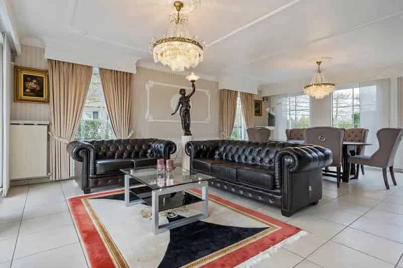 Villa met 3 slpk. op 2.101m² en praktijk/handel aan huis