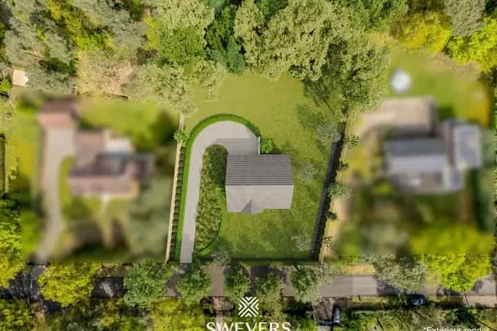 Exclusieve bouwgrond van 27a40ca in gegeerde villawijk in Viversel