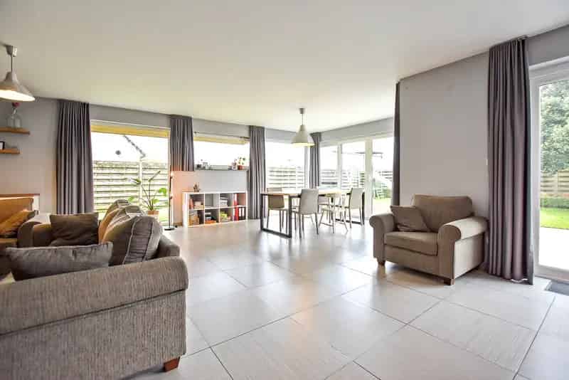 Ruime en lichtrijke villa te rustige woonwijk.