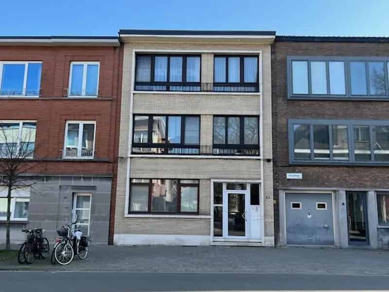Appartementsgebouw met 3 appartementen in Tentoonstellingswijk.