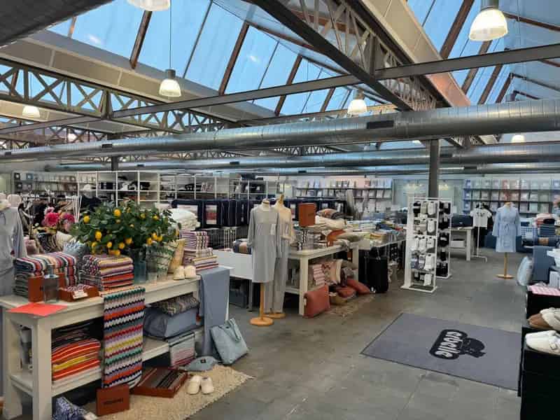 Veelzijdig bedrijfsgebouw met grote tuin en centrale ligging te Deerlijk
