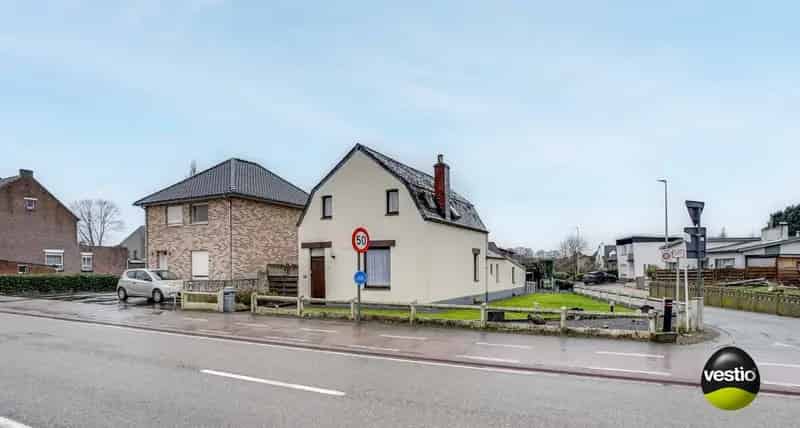 KARAKTERVOLLE, TE RENOVEREN WONING VLAKBIJ CENTRUM VAN OPGLABBEEK