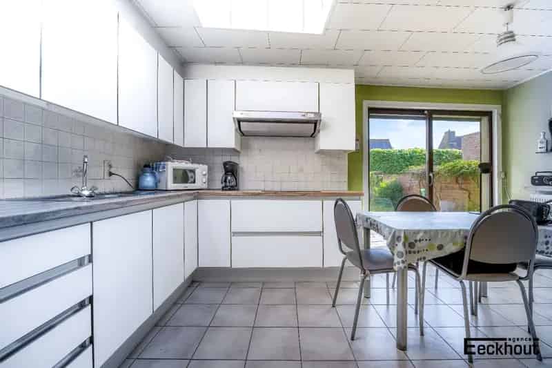 Rijwoning met garagebox en zonnige tuin op gunstige ligging te Oudenburg!