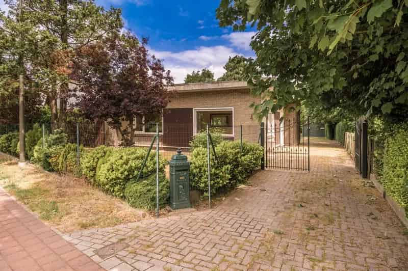 Te renoveren laagbouwvilla met 2 slaapkamers en garage te Muizen