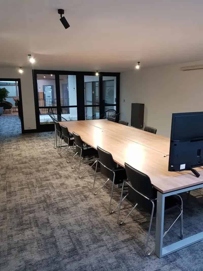 Terbeschikkingstelling van infrastructuur in vernieuwde kantoren met parking, v.a. 21 m², Genk-Noord