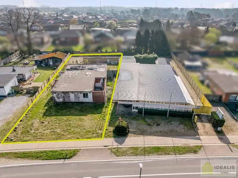 IDEALIS VASTGOED - TE RENOVEREN/AF TE BREKEN WONING GELEGEN OP EEN RUIM PERCEEL VAN 12A 27CA! Deze te renoveren/af te breken woning, ingedeeld als tweewoonst, omvat +-180m² netto bewoonbare oppervlakte op een perceel van 12a27ca. Een unieke kans voor kandidaten op zoek naar een renovatiewoning/grond op een hele fijne locatie dicht bij de centra van Oudsbergen, Bree en Peer!