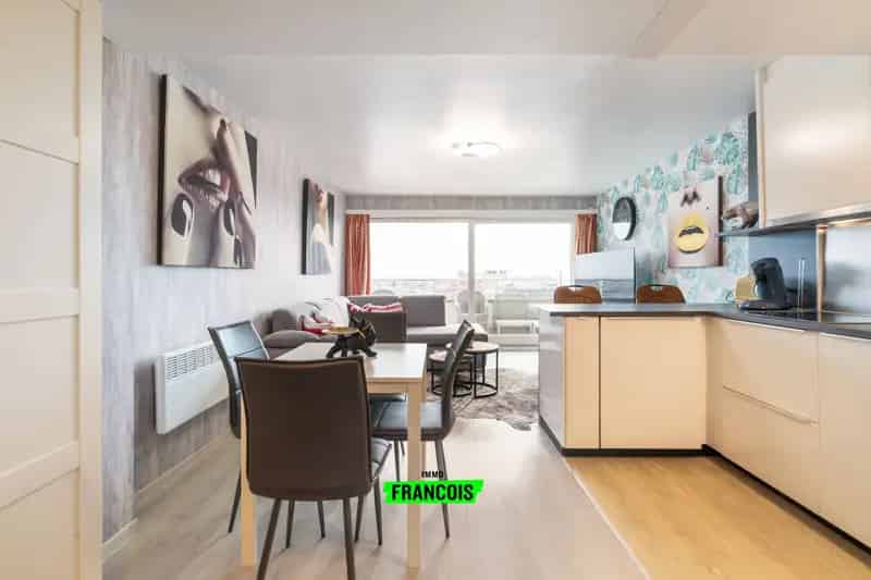Gerenoveerde studio met prachtige uitstraling en uitgestrekt zicht vanop zonneterras te Blankenberge