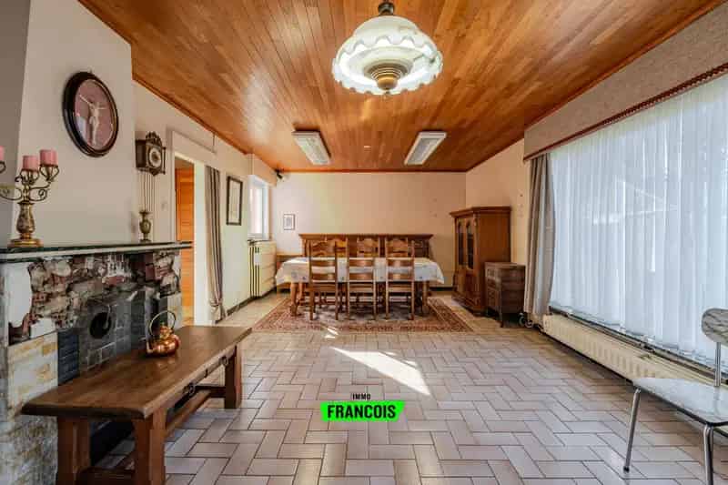 Op te frissen woning gelegen in een rustige straat te Zedelgem!