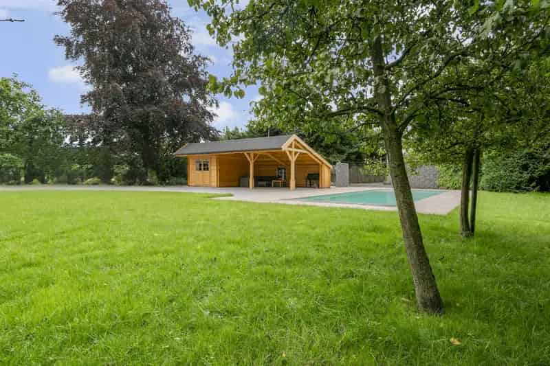 Ruime Open Bebouwing Met Zwembad Op Toplocatie.