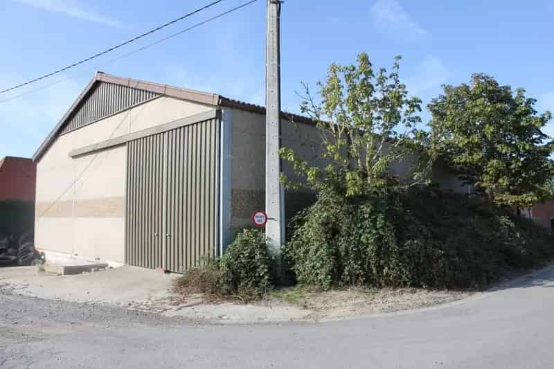 Loods en stal te koop te Moorslede op 4.200 m² met mogelijkheid aanpalende weide