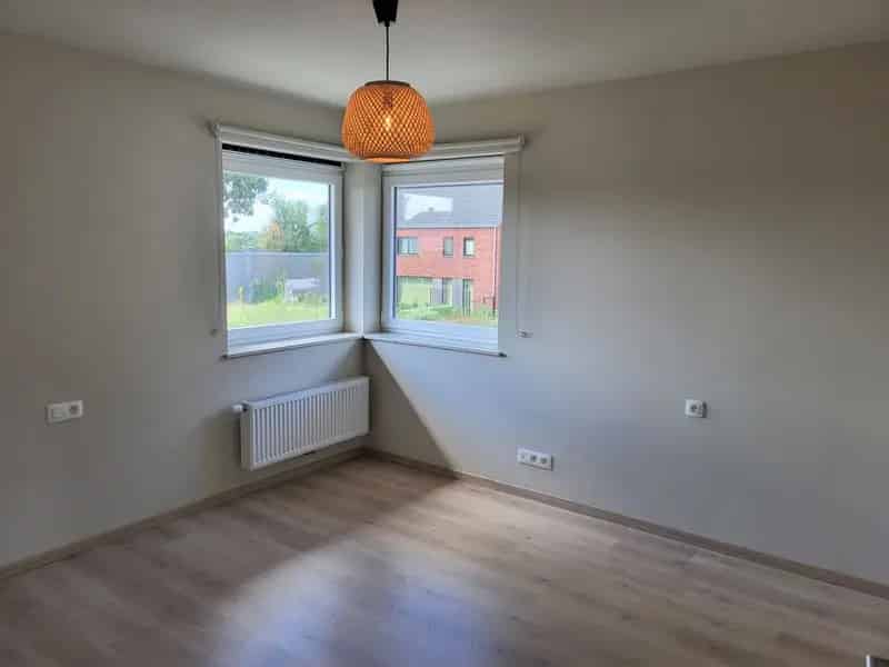 Halfopen woning in rustige straat