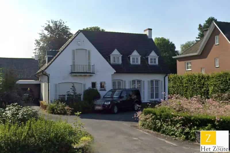 Villa met sted. vergunning tot bouwen van 8 app en 12 stpl