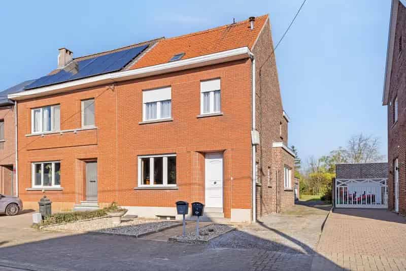 Gezinswoning met 4 slaapkamers, 2 badkamers, garage en tuin
