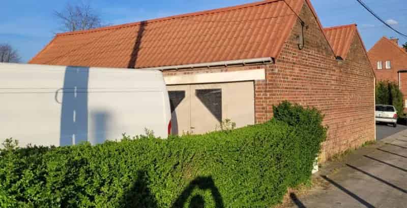 Roeselare-Rumbeke. Centraal en vlot bereikbare BERGLOODS / MAGAZIJN van 180m² met oprit en parkeerplaatsen op een perceel van +/-320m². Onmiddellijk vrij!