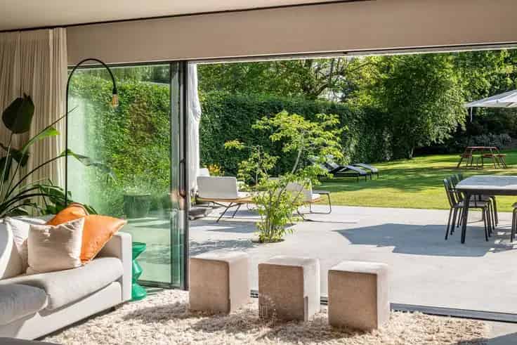 Huis Te Koop Sint-Martens-Latem: Luxe Woning met Bijgebouw