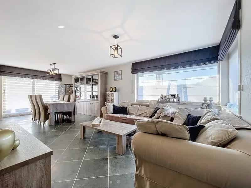 Rustig gelegen half open woning met 3 slaapkamers, garage en zonnige tuin op 475m²