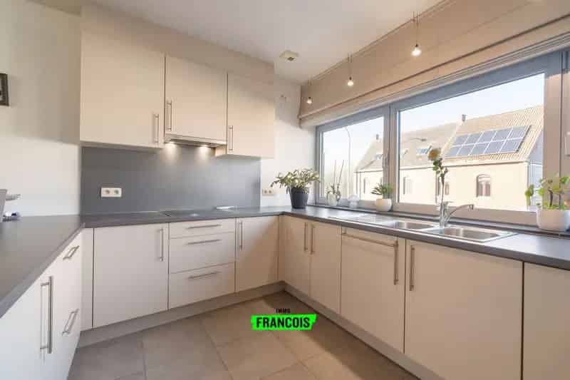 Ruim duplexappartement met kantoorruimte te koop in Bambrugge