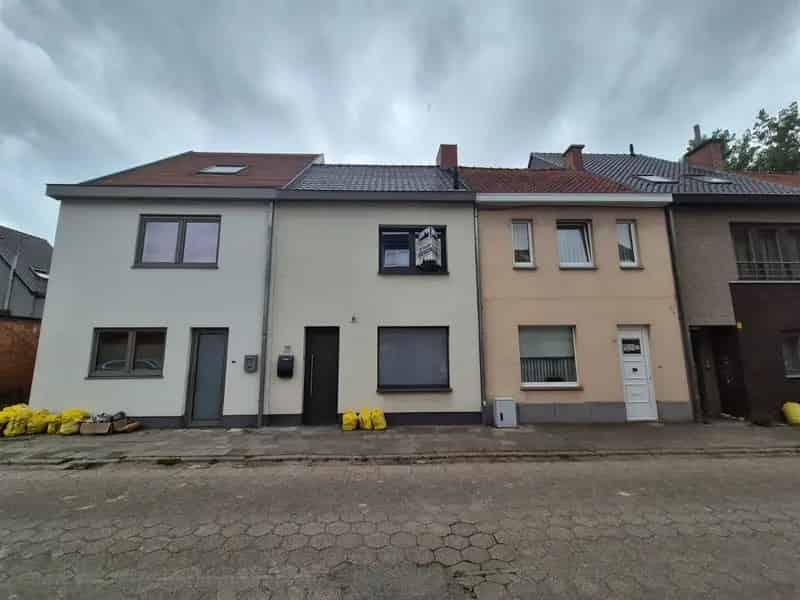 Rustig gelegen woning met 3 slaapkamers en buitenruimte.