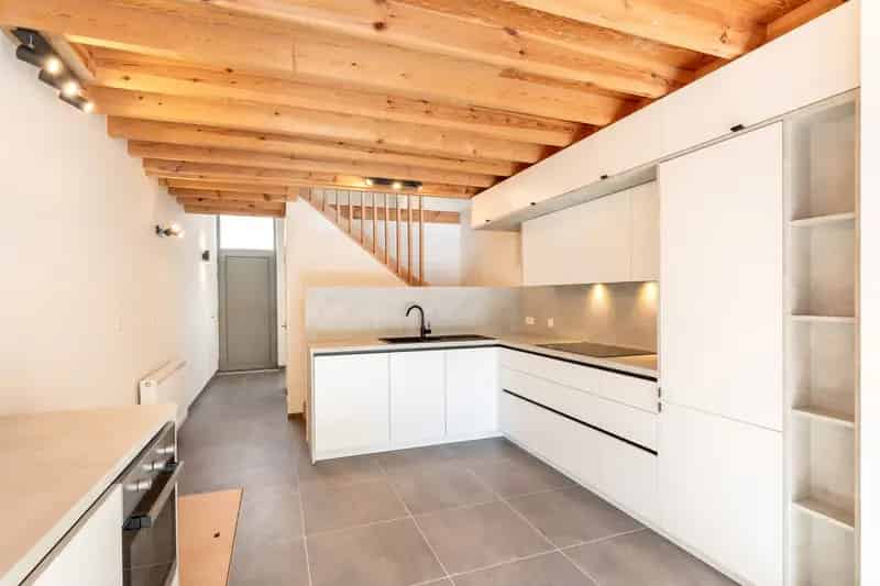 Volledig gerenoveerde woning met 2-slaapkamers.