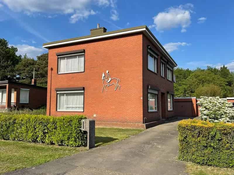 Genk, Gansenwijer 12. Ruime woning met 4 slaapkamers, bureau, veranda, garage, tuinhuis en grote tuin op een perceel van 27a 08ca.
